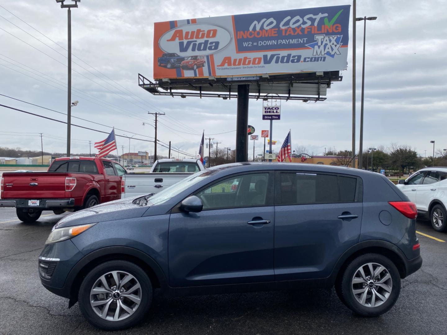 2014 BLUE Kia Sportage LX FWD (KNDPB3AC4E7) with an 2.4L V6 DOHC 24V engine, 6-Speed Automatic transmission, located at 420 I-35E, Lancaster, TX, 75146, (469) 297-4144, 32.593929, -96.823685 - Photo#0